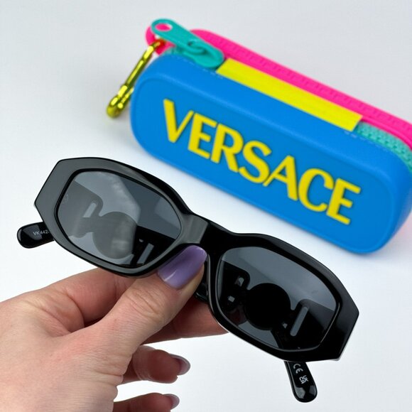 Versace KIDS VK4429U GB1/87 BRAND NEW Sunglasses Black Grey Gold Rectangle Kids - Picture 2 of 12